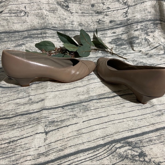 Naturalizer Taupe Leather Kitten Heels size 7 - Picture 2 of 8